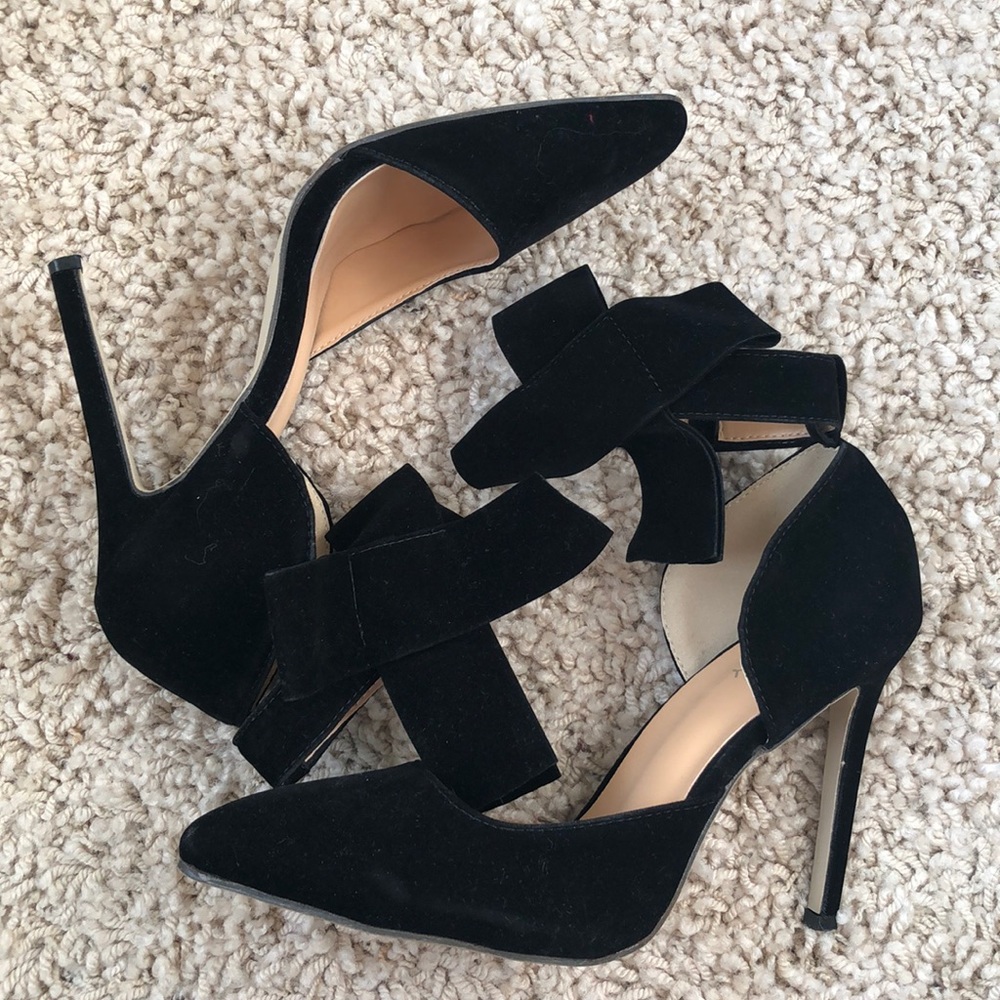 Black velvet bow detail pumps